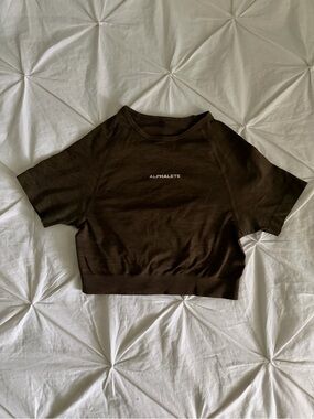 Alphalete Short Sleeve Cropped Tee in Dark Brown